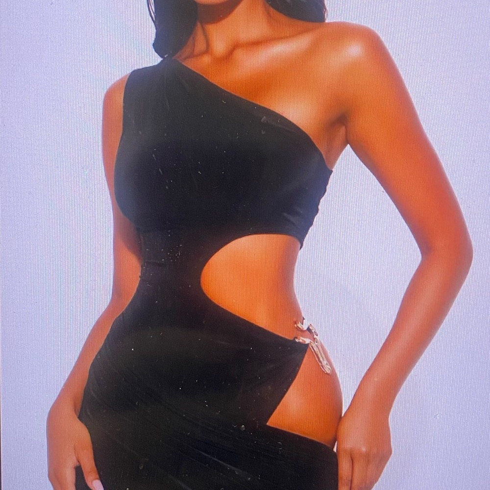 Elegant Black Cutout Maxi Dress - Picture 3 of 6